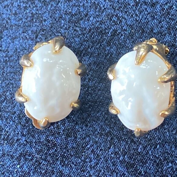 Vintage Milk Glass White Boulders Held by Golden Claws Clip On Earrings - Picture 12 of 15